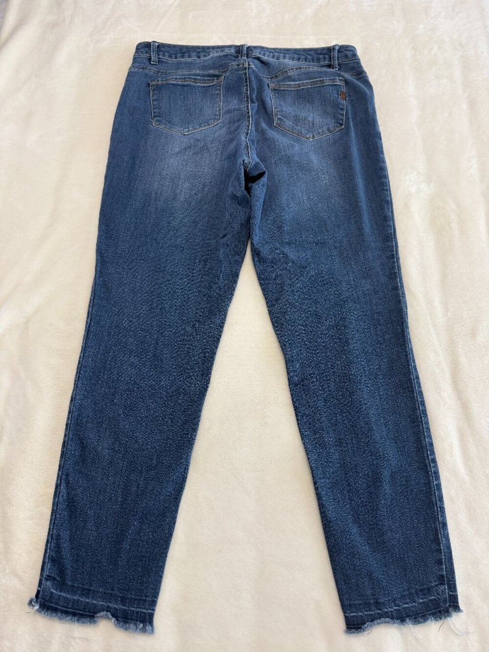 1822 Denim Women's Size 14 Straight Leg Jeans Frayed Raw Hem Medium Wash Stretch